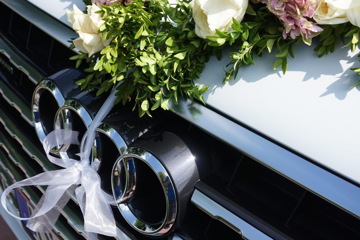 Svatební dekorace na auta, svatební ozdoby na auto